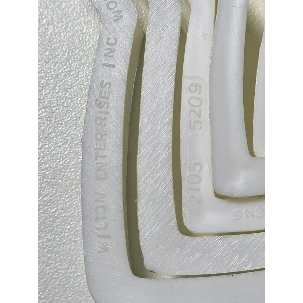 Wilton White Nesting Stars Cookie Cutters 6 Piece Set Made in Hong Kong 2-5 Inch